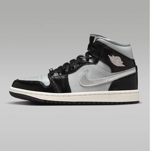 Jordan 1 Women’s Mid SE Black Chrome